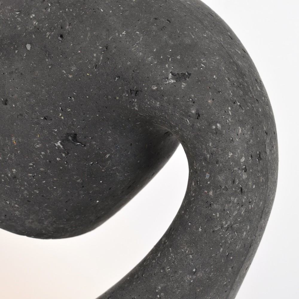 Lampe de chevet sculpturale en papier recyclé, créée à la main dans le Sud de la France