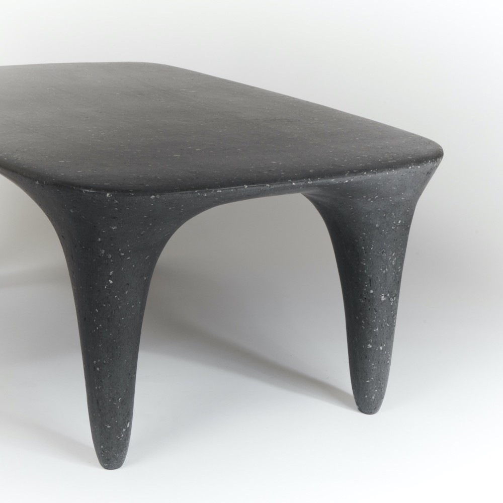 Table basse contemporaine aux lignes organiques, réalisée en papier recyclé et plâtre