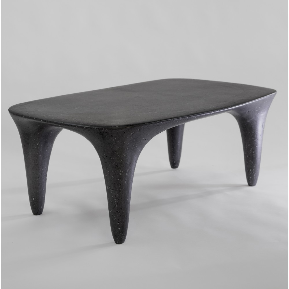 Table basse contemporaine aux lignes organiques, réalisée en papier recyclé et plâtre