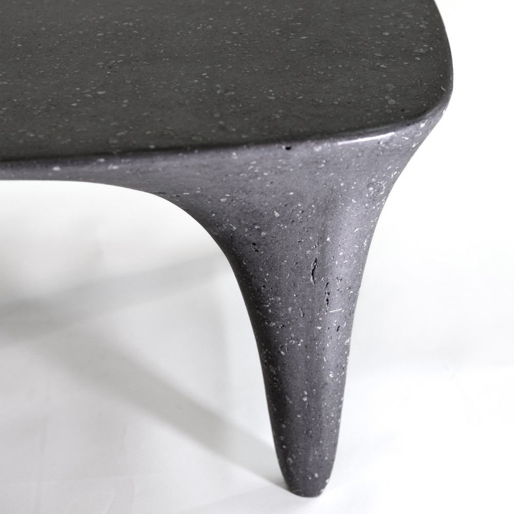 Table basse contemporaine aux lignes organiques, réalisée en papier recyclé et plâtre