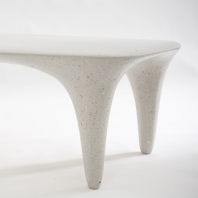 Table basse artisanale en papier et plâtre, formes organiques et matériaux durables Table basse artisanale en papier et plâtre, formes organiques et matériaux durables