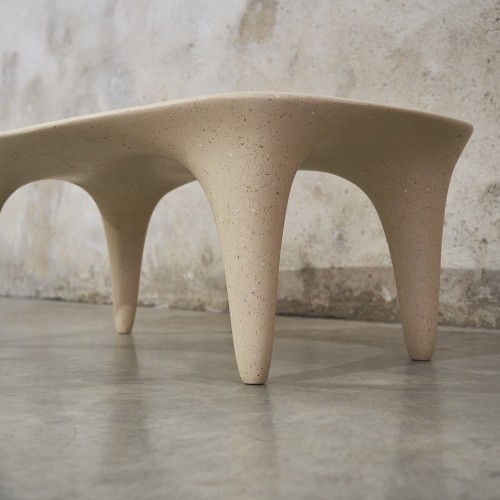 Table basse sculpturale en papier recyclé et plâtre, design organique unique