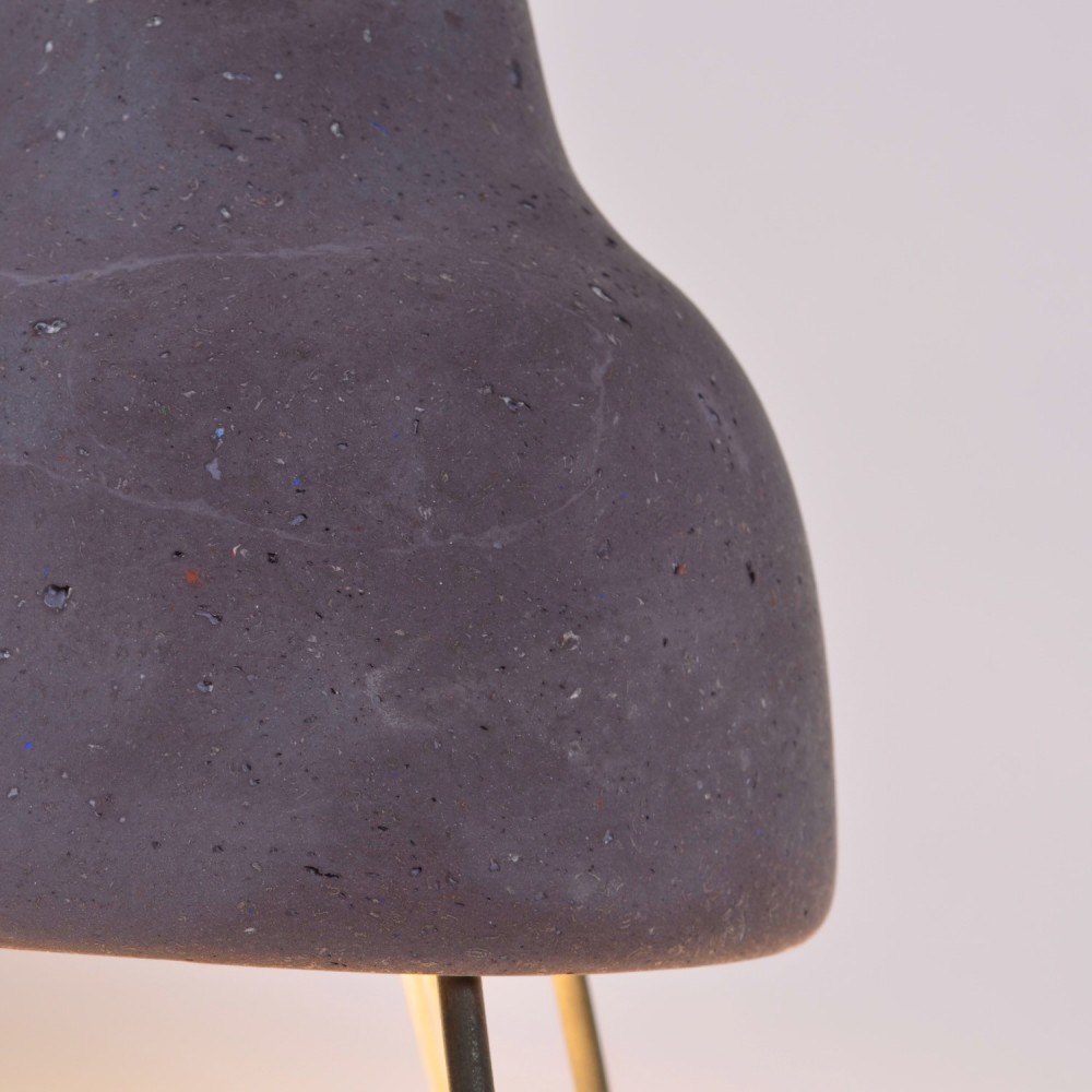 Lampe sur trépied en acier, abat-jour en papier-plâtre, mariage élégant de matériau