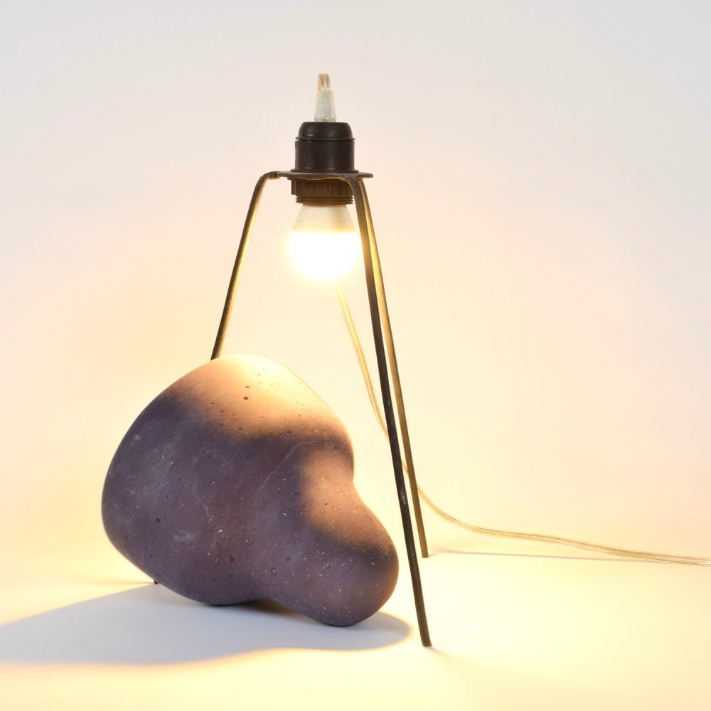 Luminaire à l'esthétique moderne, trépied en acier et abat-jour en papier recyclé et plâtre
