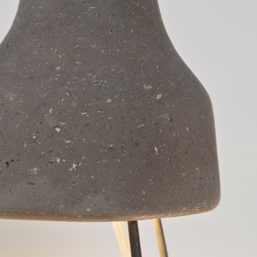 Luminaire à l'esthétique moderne, trépied en acier et abat-jour en papier recyclé et plâtre