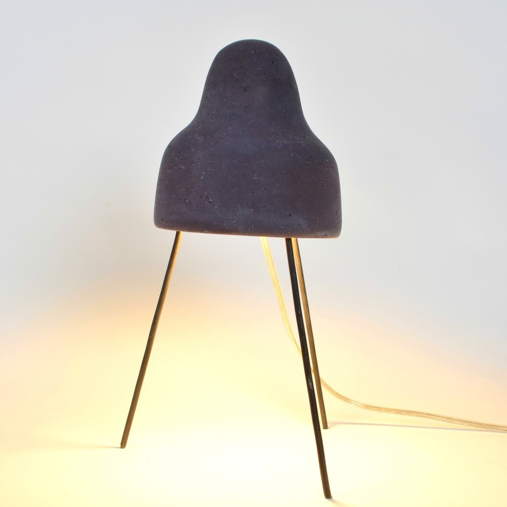 Lampe sur trépied en acier, abat-jour en papier-plâtre, mariage élégant de matériau