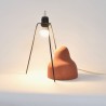 Lampe design à trépied en acier et abat-jour en papier-plâtre, création artisanale