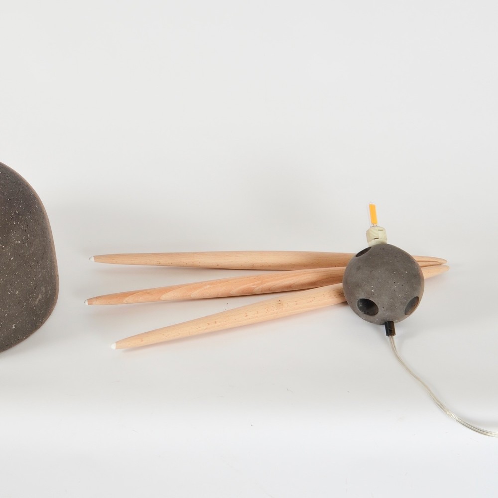 Lampe à poser artisanale avec pieds en bois de hêtre tourné à la main et abat-jour en papier et plâtre