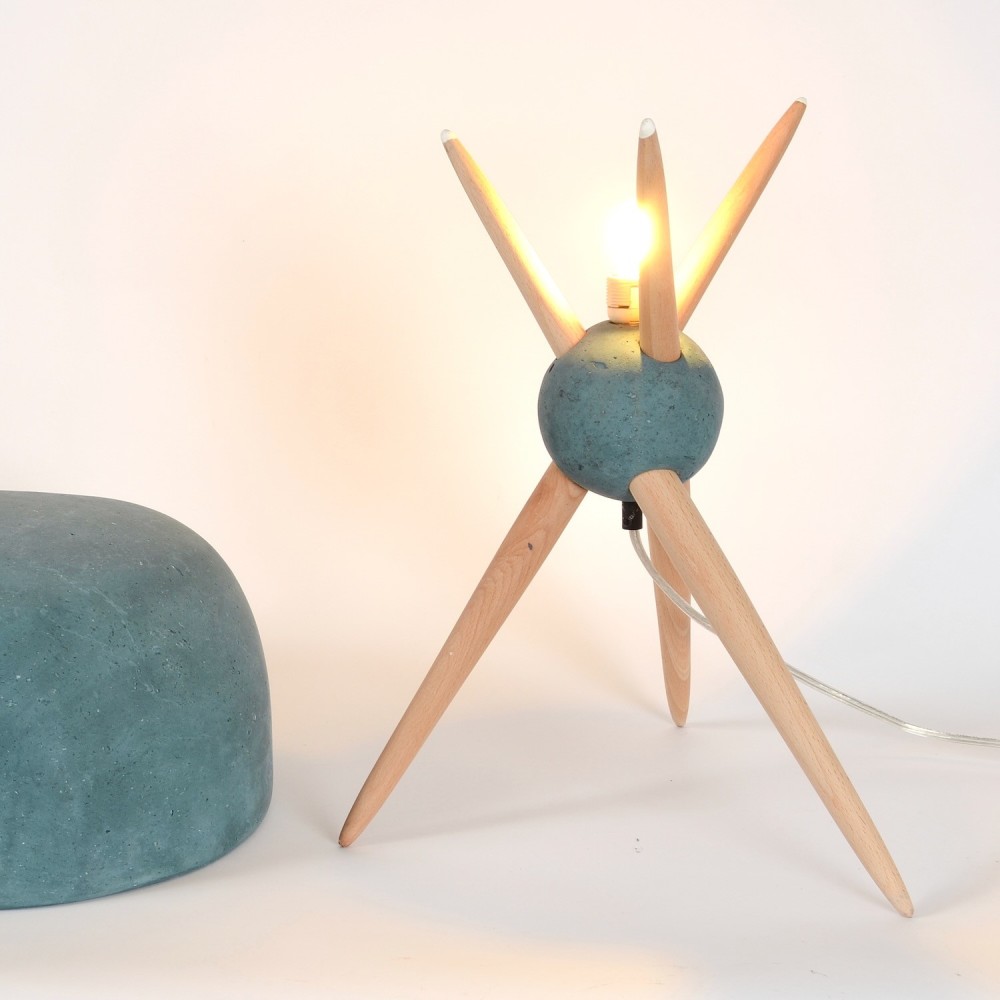 Luminaire à poser contemporain avec pieds en bois de hêtre et abat-jour en papier recyclé et plâtre