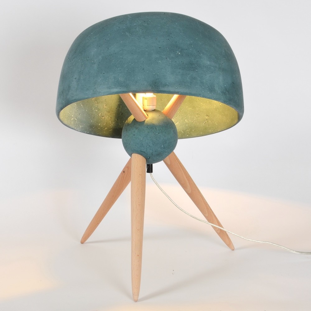 Luminaire à poser contemporain avec pieds en bois de hêtre et abat-jour en papier recyclé et plâtre
