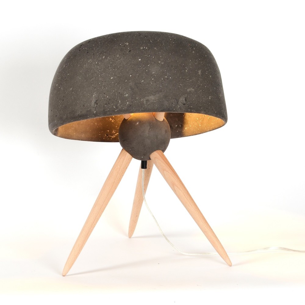 Lampe à poser artisanale avec pieds en bois de hêtre tourné à la main et abat-jour en papier et plâtre