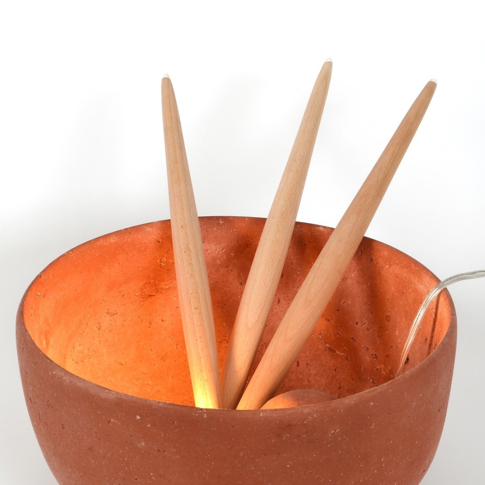 Lampe à poser sculpturale en bois de hêtre et matériau papier-plâtre, fabrication artisanale