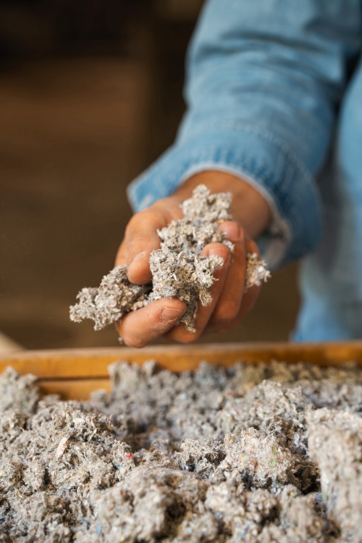 Shredded newspaper, the base of the material