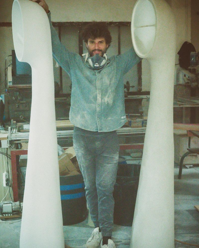 Dans la famille des lampes Amba, je vous présente Amba 200. Une lampe sculpturale et monumentale de 2 mètres de haut, un