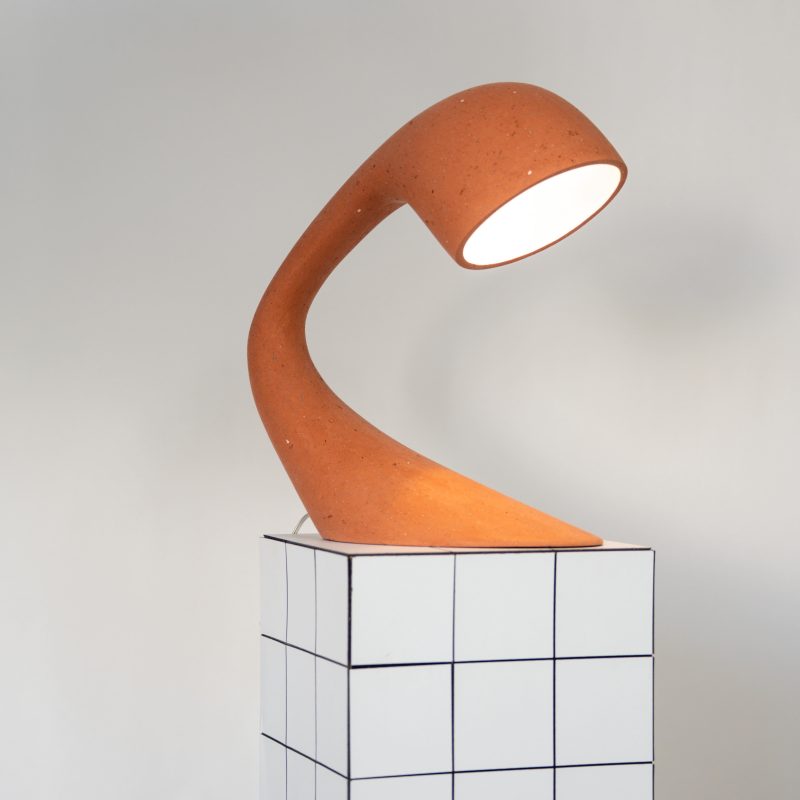 Voici la lampe Invider M, en finition brique.  Je la façonne moi-même dans mon atelier, avec des matériaux simples et na