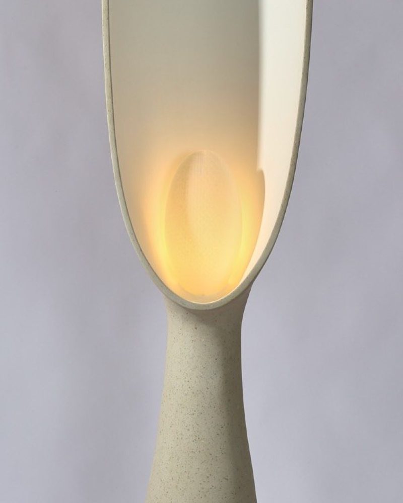 Amba 180 se dresse en sculpture lumineuse, élancée et majestueuse. Haute de 1,80 mètre, elle capte le regard par sa prés