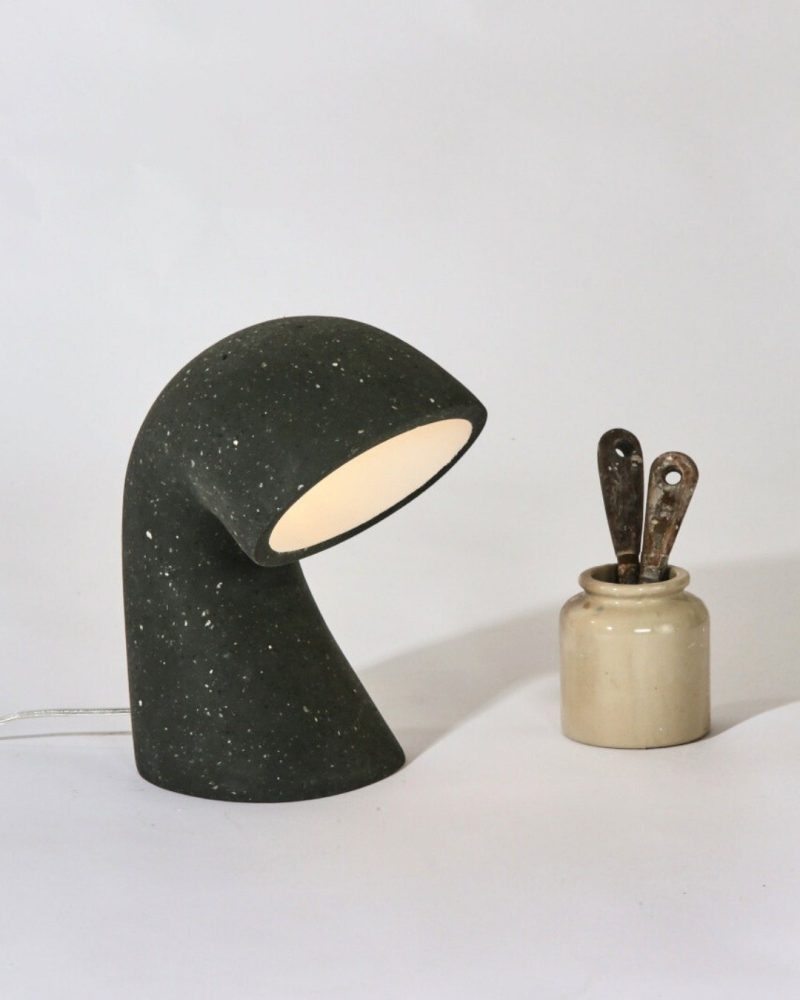 Invider Bro — version noir carbone. Une lumière orientée, pensée pour le bureau, la console ou la bibliothèque. Fabriqué