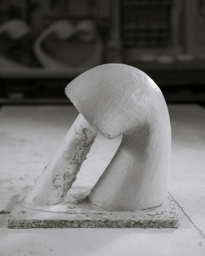 Chaque lampe est unique. Chaque forme est guidée par la main, mais aussi par le procédé de fabrication choisi. __ Henri 