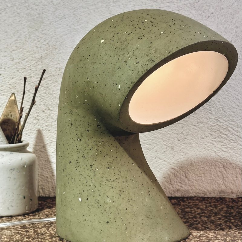Bro en couleur. Pour moi, c’est la lampe parfaite pour un petit bureau. Compacte, chaleureuse et avec une vraie présence