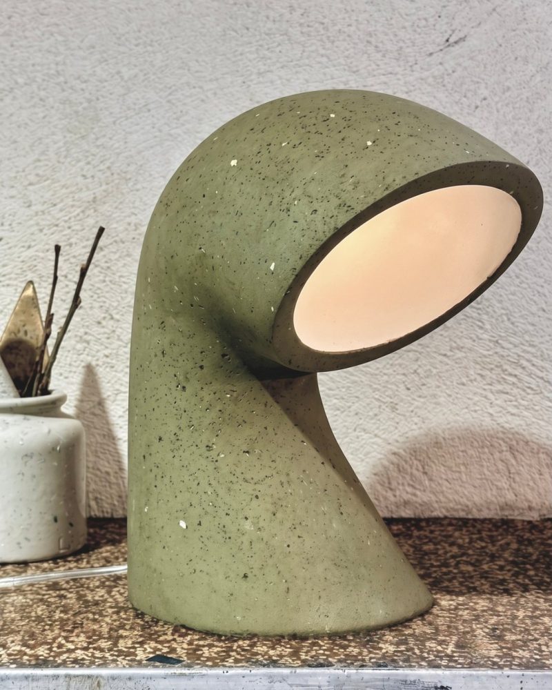 Bro in colour. For me, it’s the perfect lamp for a small desk. Compact, warm and with real presence, it gives a pleasant