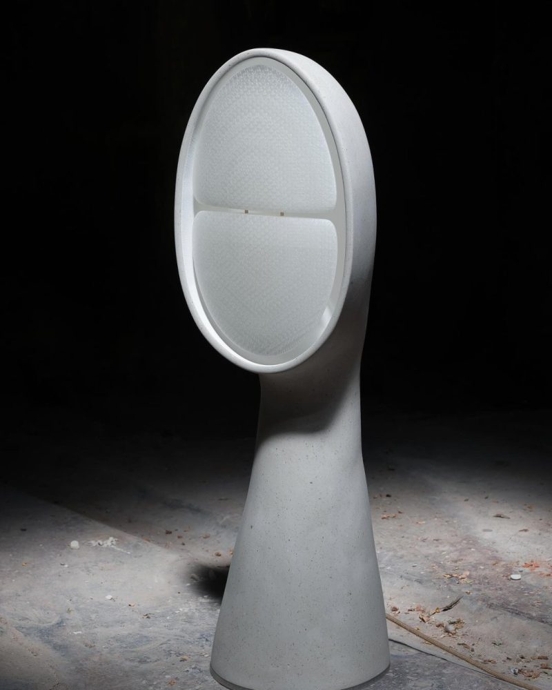 Nouvelle venue dans la collection, la lampe Amba 110. Une pièce sculpturale, entre lumière et présence silencieuse, faço