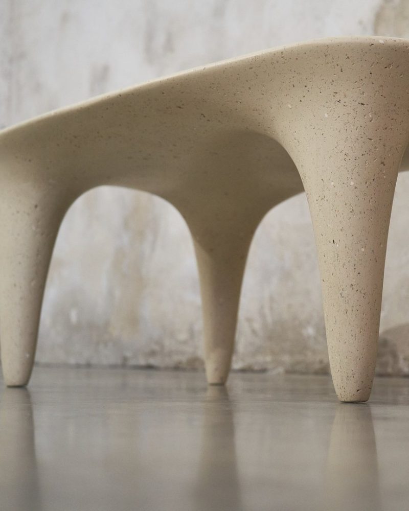 La table basse petipié couleur papier naturel. 🤍Cette table est conçue à l’atelier, à partir de papier recyclé et de plâ