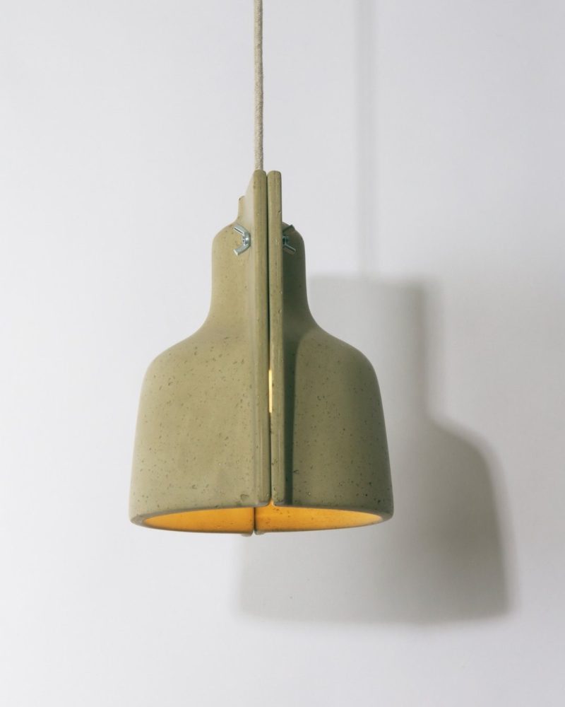Splitt, suspension en couleur sauge. Papier et plâtre, faite main. Une lumière simple, avec une matière qui reste omnipr