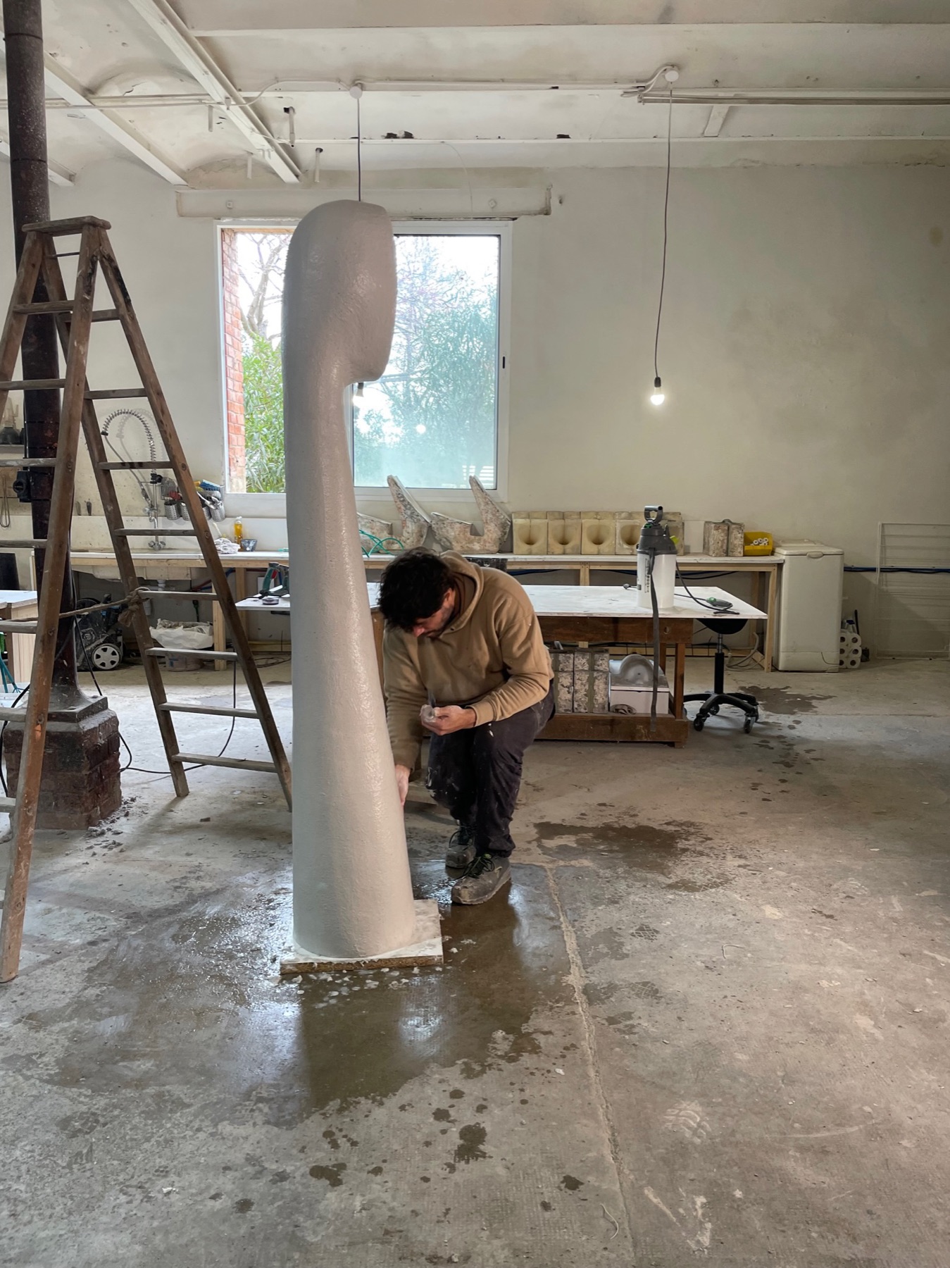 Henri Dejeant au travail sur une grande Amba, dans son atelier