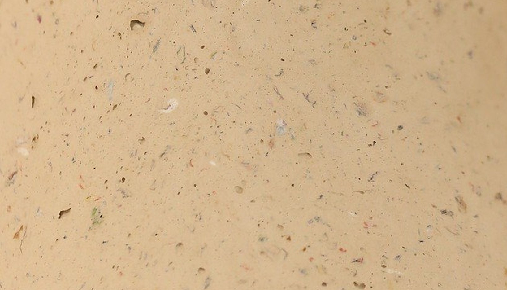 Gros plan sur le grain de la matière poncée et cirée